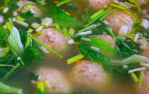 每日一款肉丸制作方法-菠菜蘑菇氽丸子汤配方和做法