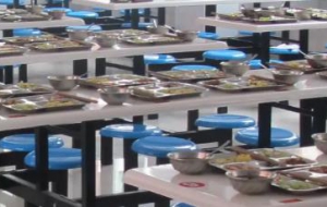 在设计学校食堂中，需要注意哪些要素和需要哪些设备